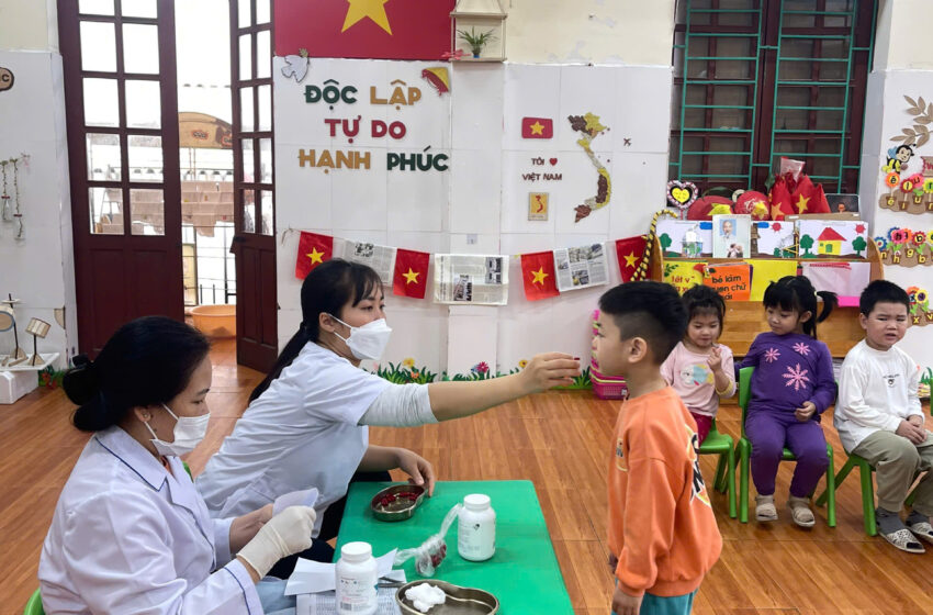  Phối Hợp Trạm Y Tế – Uống Vitamin A Cho Trẻ